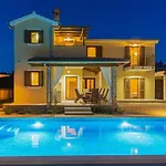David - Luxurious Secluded With A Heated Pool