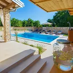 David - Luxurious Secluded With A Heated Pool Vila