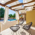 David - Luxurious Secluded With A Heated Pool *