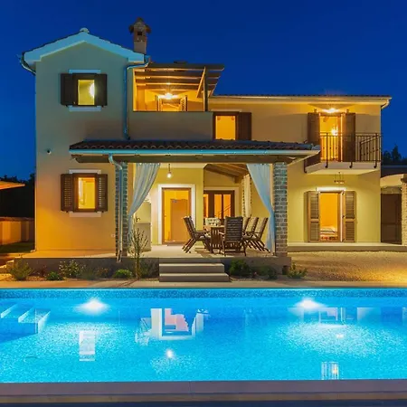 David - Luxurious Secluded With A Heated Pool