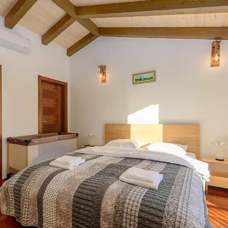 Villa David - Luxurious Secluded With A Heated Pool