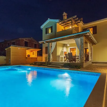 David - Luxurious Secluded With A Heated Pool *