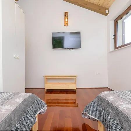 David - Luxurious Secluded With A Heated Pool