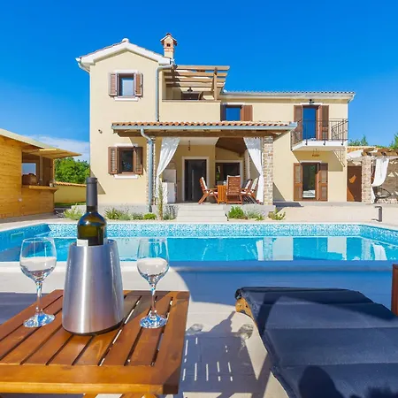 David - Luxurious Secluded With A Heated Pool *