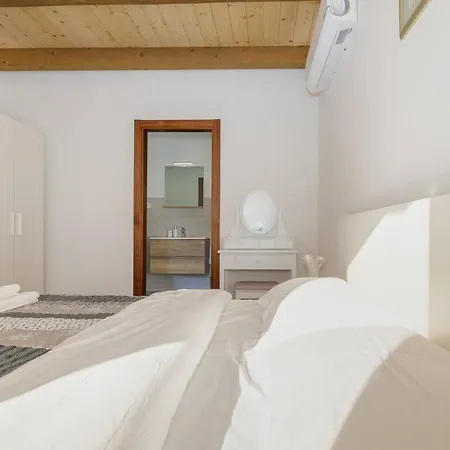 וילה David - Luxurious Secluded With A Heated Pool Butkovići