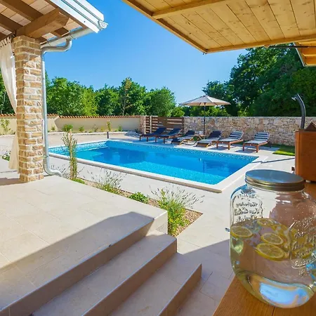 David - Luxurious Secluded With A Heated Pool וילה