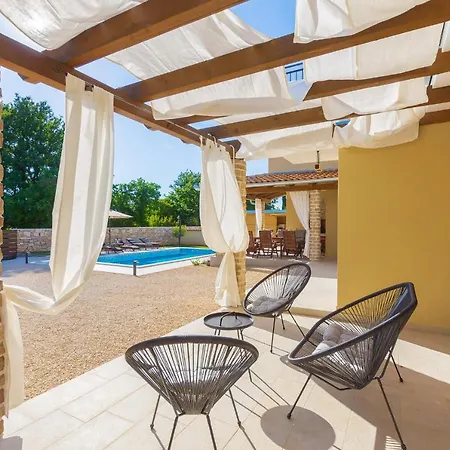David - Luxurious Secluded With A Heated Pool *