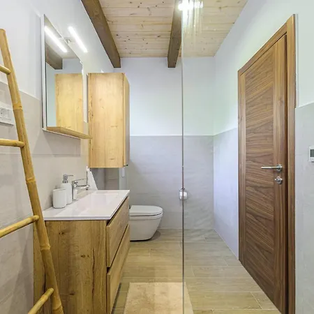 David - Luxurious Secluded With A Heated Pool