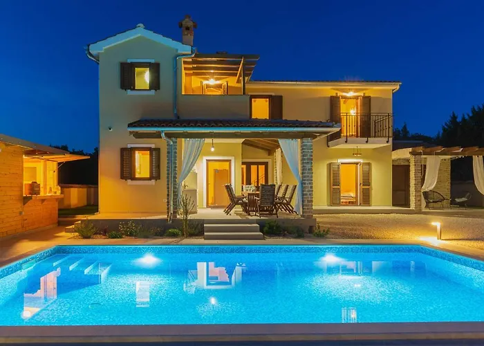 David - Luxurious Secluded With A Heated Pool