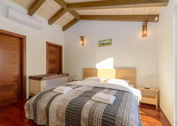 Villa David - Luxurious Secluded With A Heated Pool