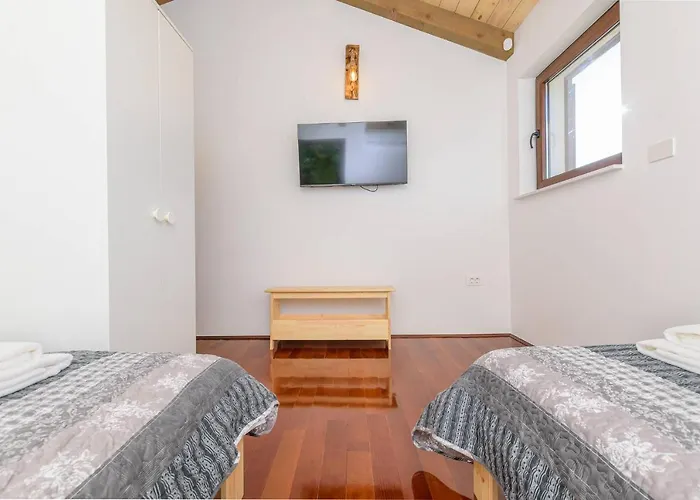 David - Luxurious Secluded With A Heated Pool