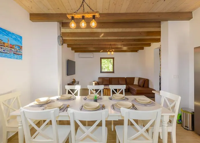 Villa David - Luxurious Secluded With A Heated Pool *