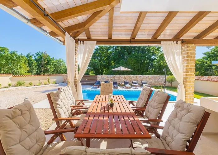 David - Luxurious Secluded With A Heated Pool