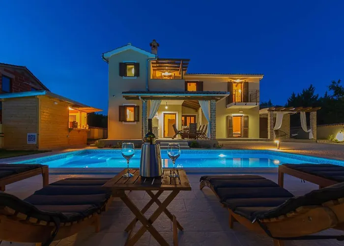 David - Luxurious Secluded With A Heated Pool Butkovići