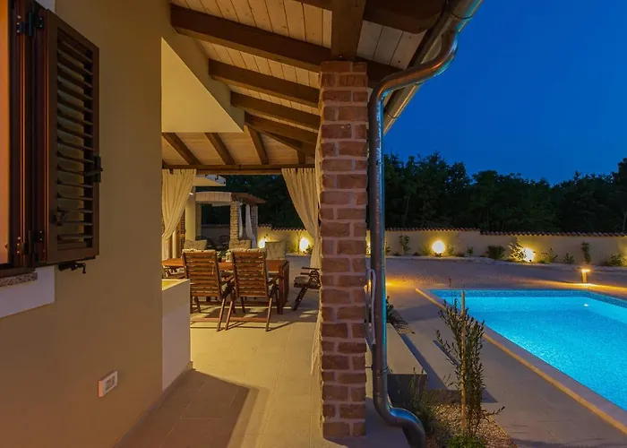 David - Luxurious Secluded With A Heated Pool Butkovići