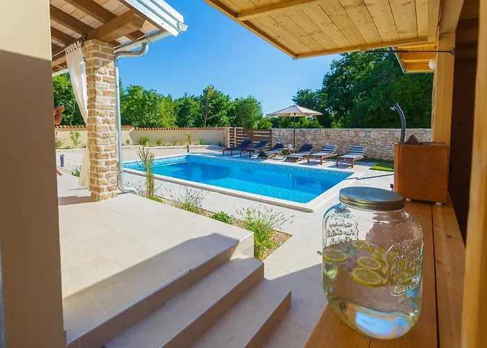 David - Luxurious Secluded With A Heated Pool Villa