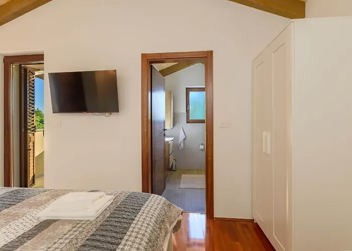 David - Luxurious Secluded With A Heated Pool