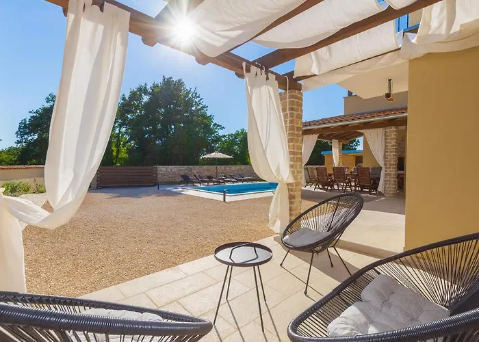 David - Luxurious Secluded With A Heated Pool