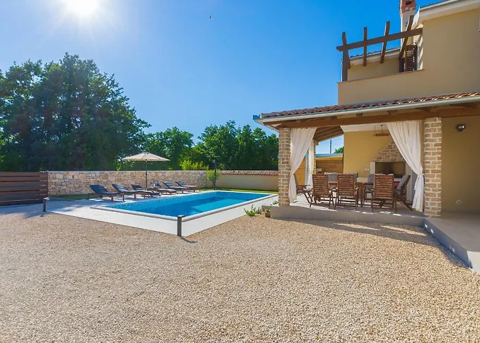 Villa David - Luxurious Secluded With A Heated Pool *