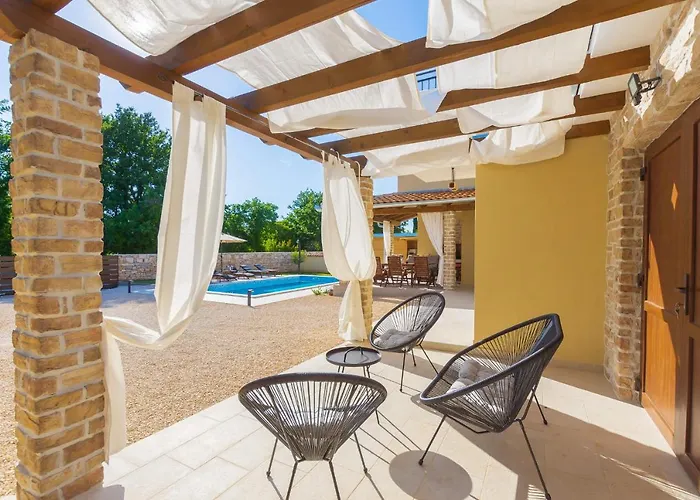 David - Luxurious Secluded With A Heated Pool *