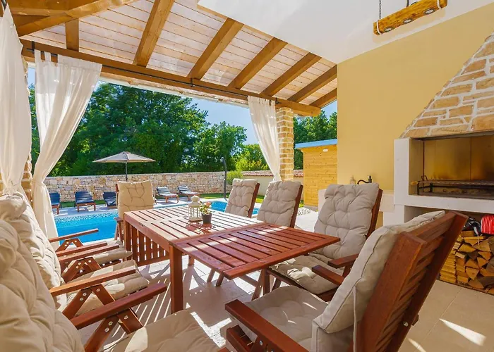 David - Luxurious Secluded With A Heated Pool Villa