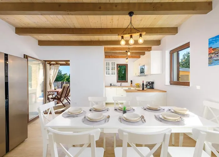 David - Luxurious Secluded With A Heated Pool Villa Butkovići