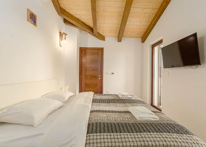 David - Luxurious Secluded With A Heated Pool Villa Butkovići