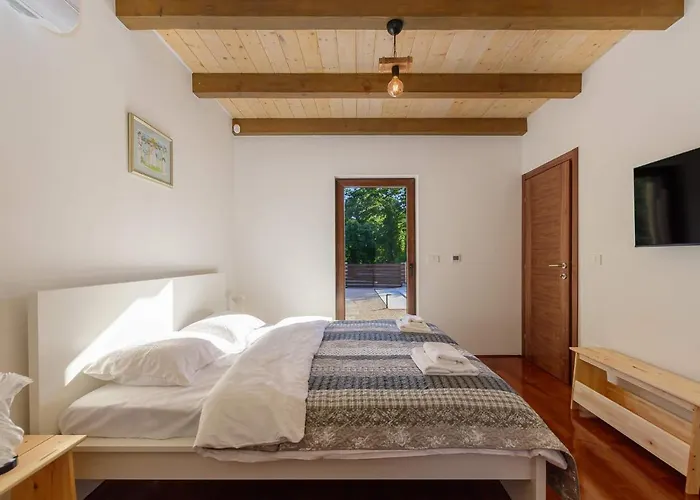 David - Luxurious Secluded With A Heated Pool Villa *