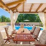 David - Luxurious Secluded With A Heated Pool