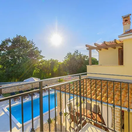 David - Luxurious Secluded With A Heated Pool فيلة Butkovići