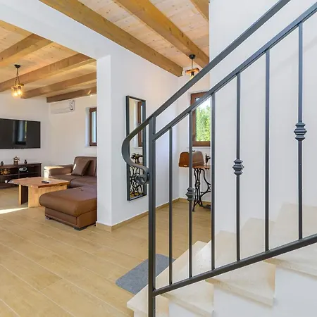 David - Luxurious Secluded With A Heated Pool Vila *