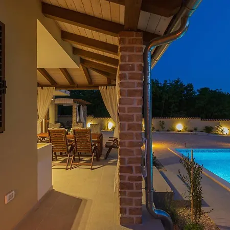 David - Luxurious Secluded With A Heated Pool Butkovici (Istria)