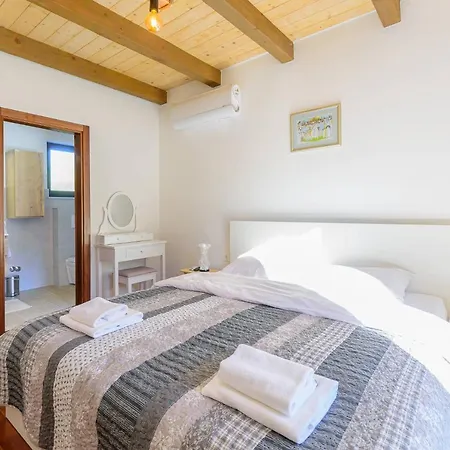 David - Luxurious Secluded With A Heated Pool فيلة *