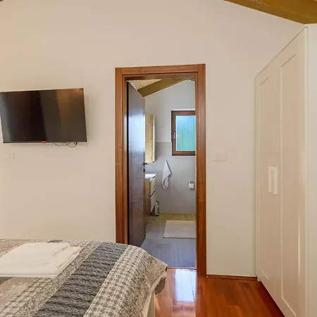 David - Luxurious Secluded With A Heated Pool
