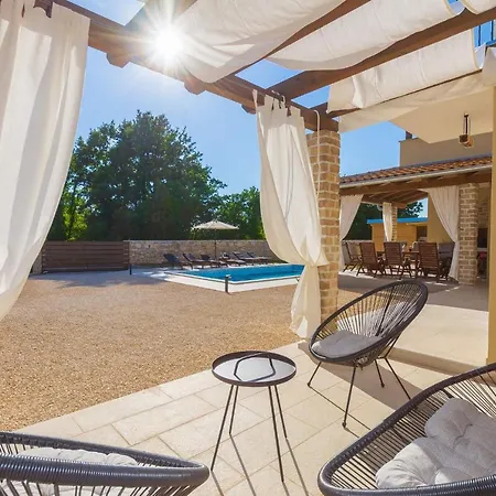 David - Luxurious Secluded With A Heated Pool