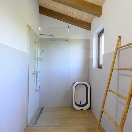 David - Luxurious Secluded With A Heated Pool Villa Butkovići