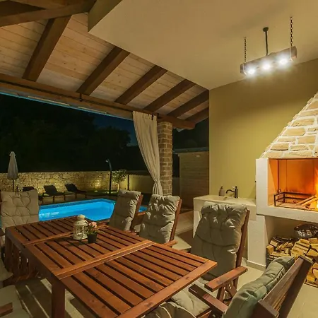 David - Luxurious Secluded With A Heated Pool Vila